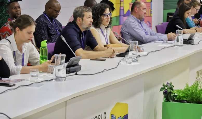 Elcio Batista numa mesa de debate da conferência